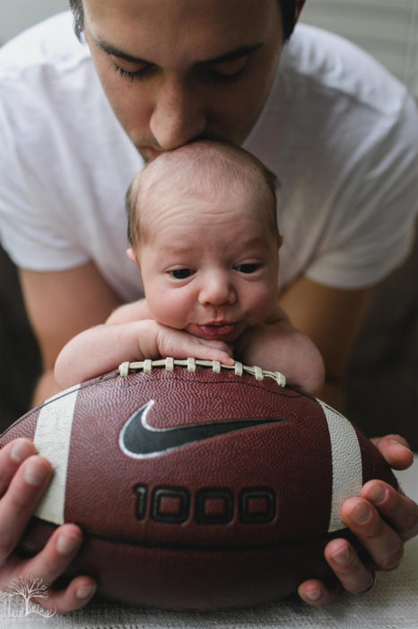 BEBÉ COMIENDOSE UNA PELOTA DE FUTBOL AMERICANO