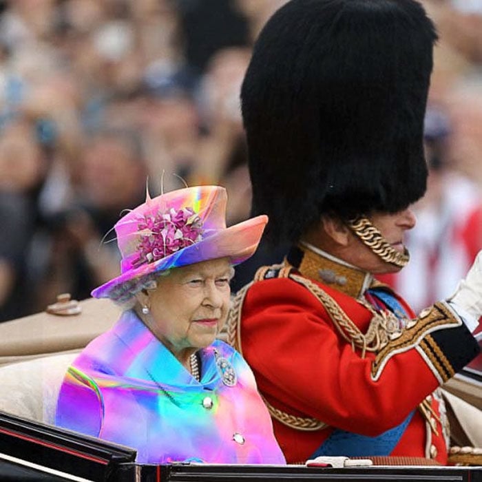 Batalla Photoshop: Reina Isabel II con un vestido muy colorido