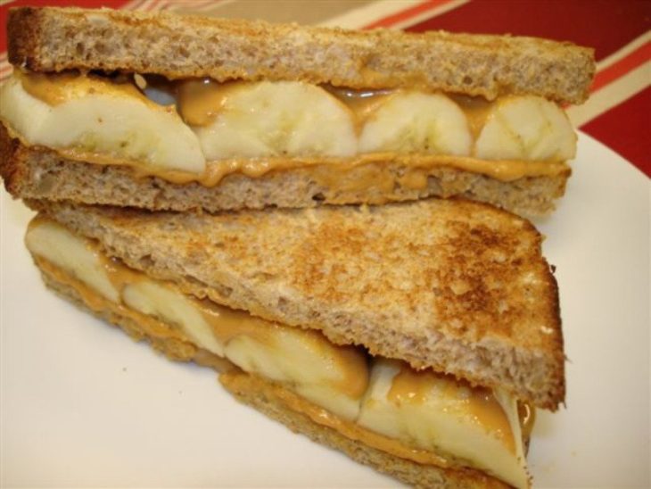 Sandwiches extraños. Sandwich tostado con mantequilla de maní y plátano