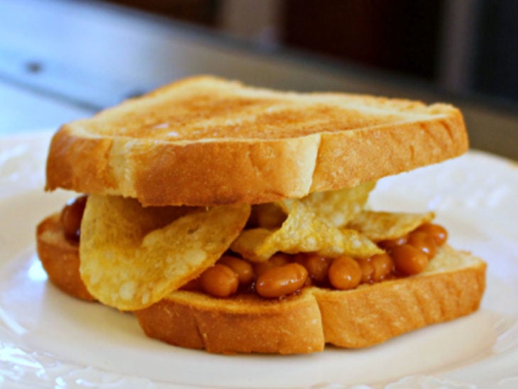 Sandwiches extraños. Sandwich tostado con papas fritas y frijoles