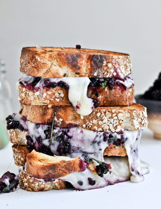 Sandwiches extraños. Sandwich de varios pisos con blueberries y leche condensada