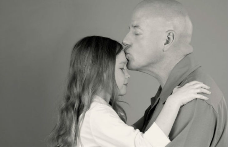 Imagen abuelo dando beso en frente a hija