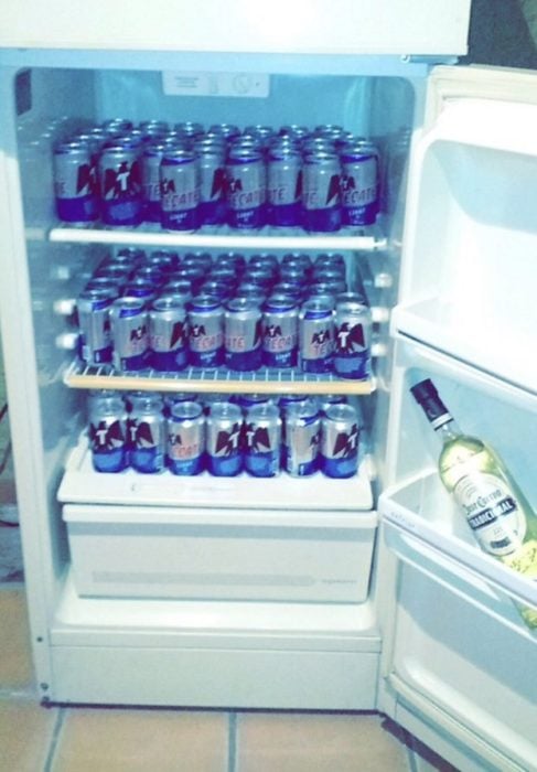 Situaciones estudihambre. Refrigerador lleno de cervezas y una botella