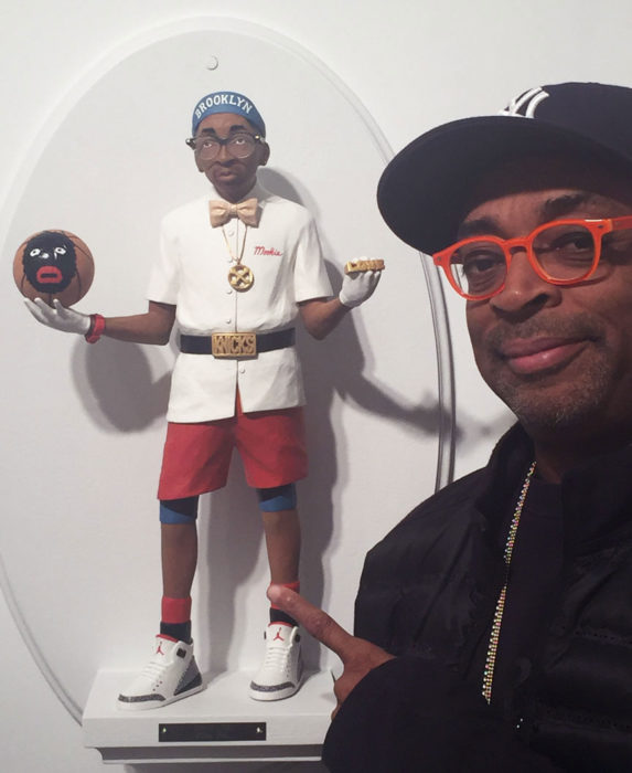 Figurilla de Spike Lee junto a Spike Lee