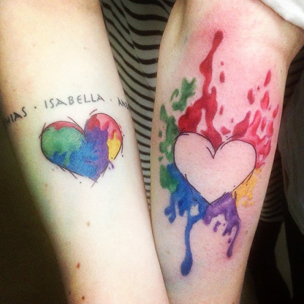 Tatuajes de corazón en brazos de hermanas