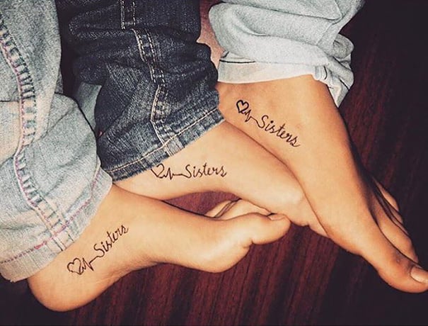 Tatuajes iguales de 3 hermanas en pies
