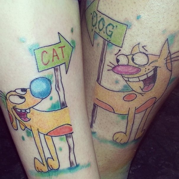 Catdog en brazos tatuados