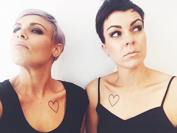Hermanas con corazón tatuado en cuello