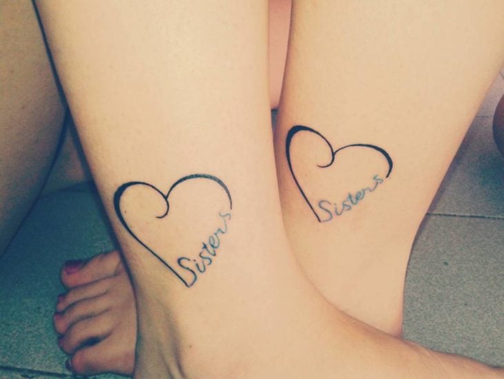 Tatuaje en pie de hermana hermana