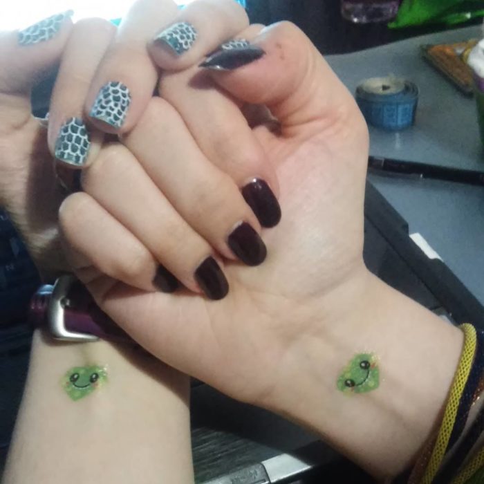 Tatuajes en muñecas de mano de color verde