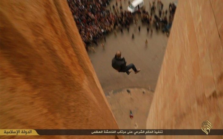 Hombre tirado desde edificio