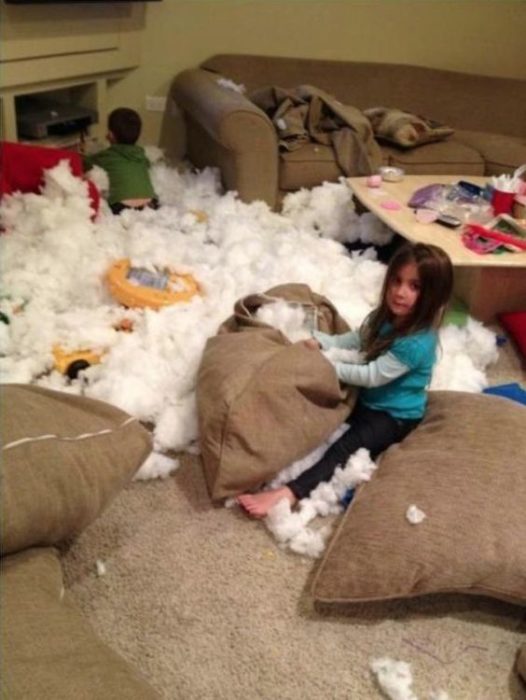 Niños en sala con forro de cojines