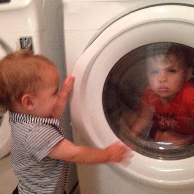 Niño dentro de lavadora
