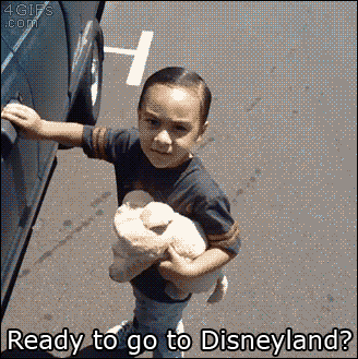 Niño emocionado por ir a Disney