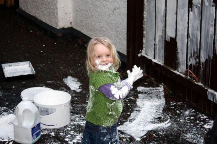 Niña llena de pintura blanca