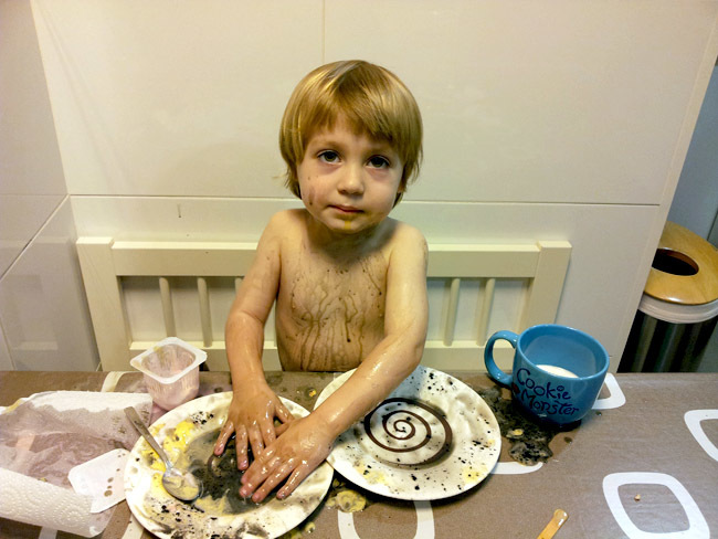 Niño jugando con comida