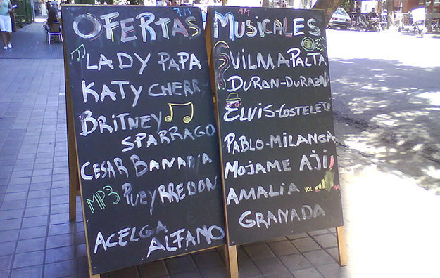 Anuncio de restaurant en la calle 