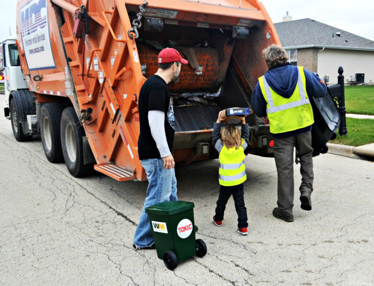 Niño Emocionado por conocer a trabajadores de la basura