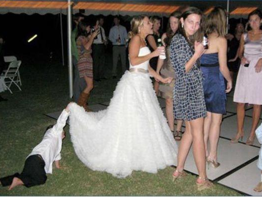 Niño viendo abajo de vestido de novia