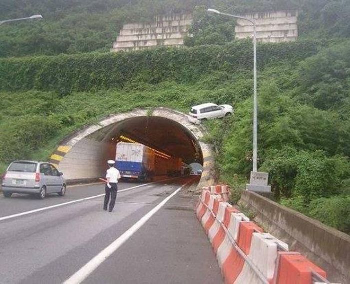 Fotos sin explicación. Un carro blanco en la parte de arriba de un túnel