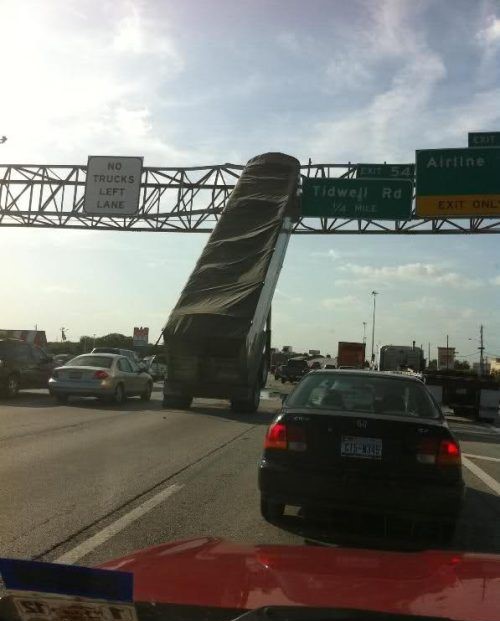 Fotos sin explicación. El remolque de un camión está atorado en la estructura metálica que tiene los señalamientos