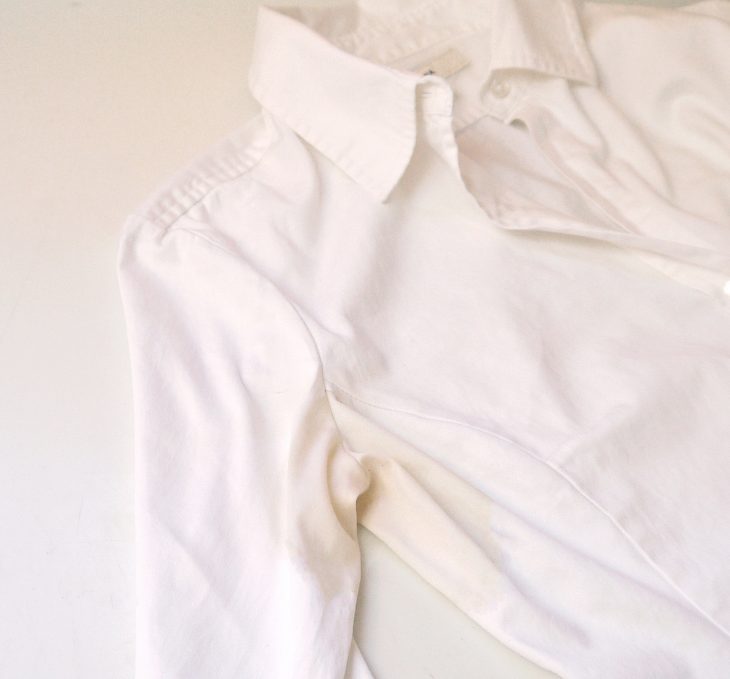 camisa blanca con mancha amarilla de sudor