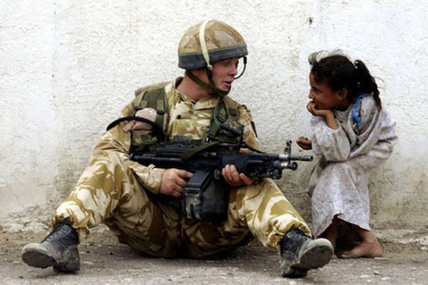 soldado platicando con niña