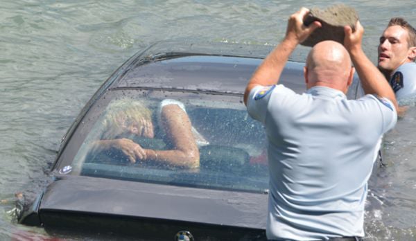 mujer atrapada en carro