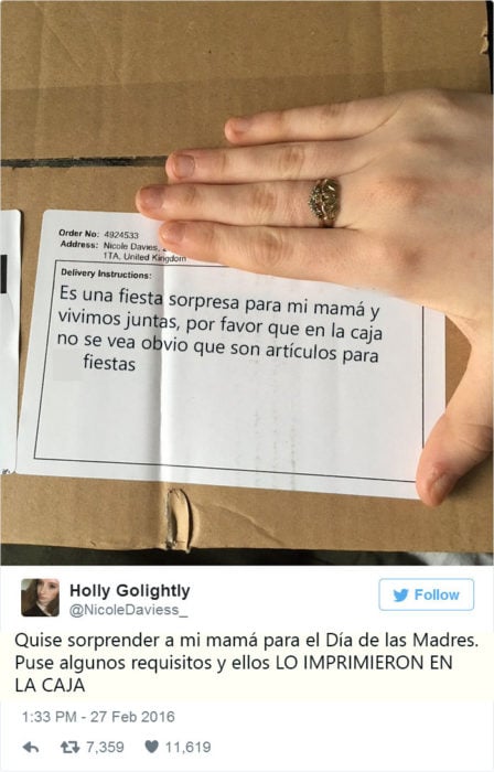 Caja de mensajería con un mensaje en el que dice que es para una fiesta sorpresa