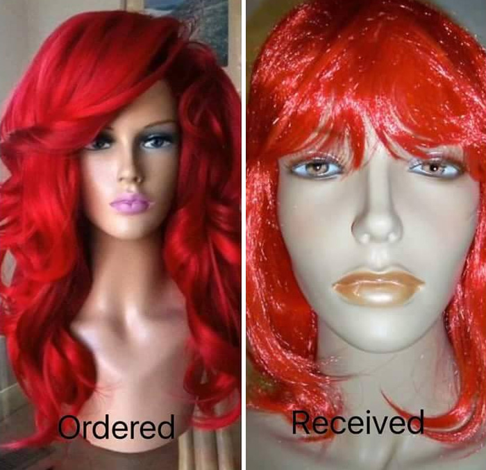 De un lado una peluca roja que parece real y del otro lado una peluca roja brillosa con cabello sintético
