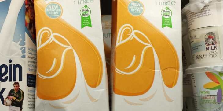 Cartón de leche en el que se ve una jarra con la que sirven leche y hace una figura de un pene