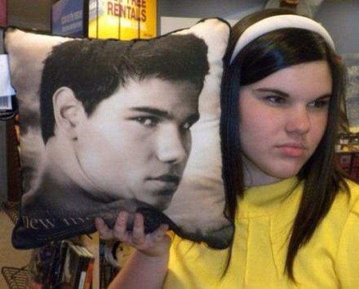 Una joven sostiene una almohada de Taylor Lautner y su parecido es sorprendente
