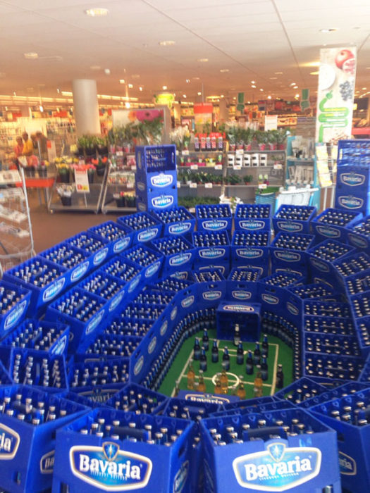 estadio deportivo hecho con cajas de cerveza