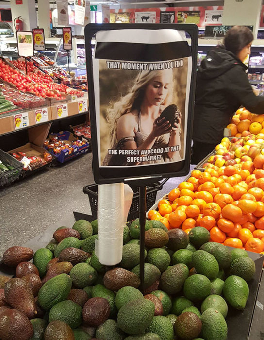 Meme de GOT para verder aguacates en supermercado