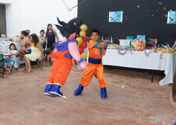 Niño golpeando la piñata de Gokú