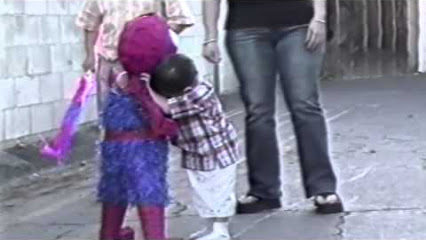 Niño chiquito abrazando la piñata