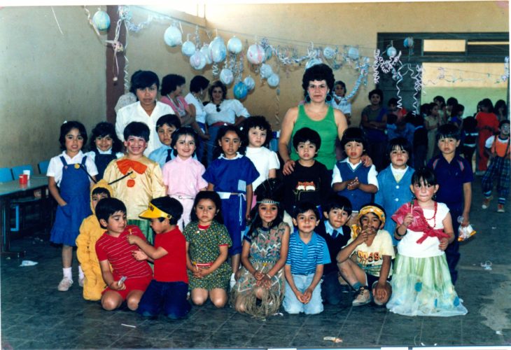 foto familiar en la fiesta de cumpleaños de los años 90's