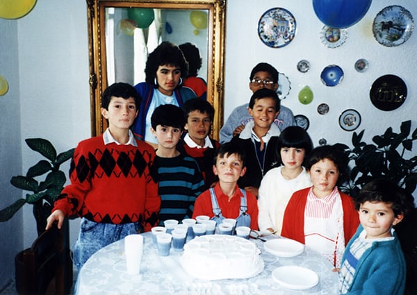 Foto familiar de una fiesta de cumpleaños en los 90's