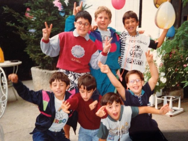 7 niños en una fiesta de cumpleaños con globos