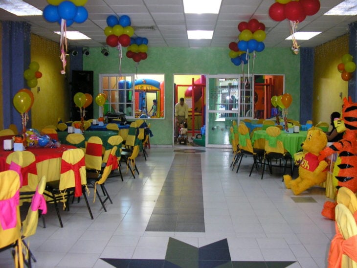Salón de fiestas decorado con globos y muy colorido