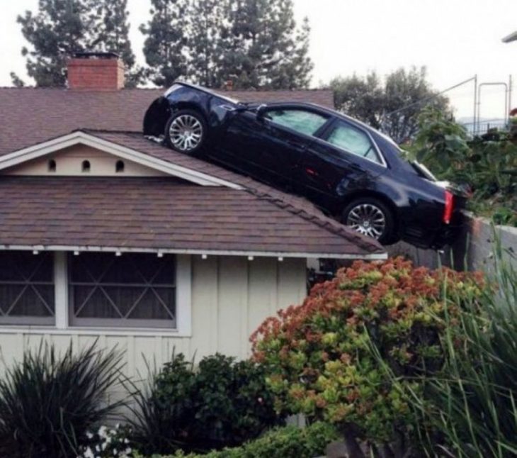 Fotos sin explicación. Un carro en el techo de una casa