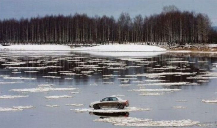 Fotos sin explicación. Un carro flotando en un río sobre una parte del lago congelado