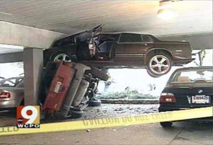 Fotos sin explicación. Choque en un estacionamiento, un carro está volteado y otro está sobre el topando con el techo