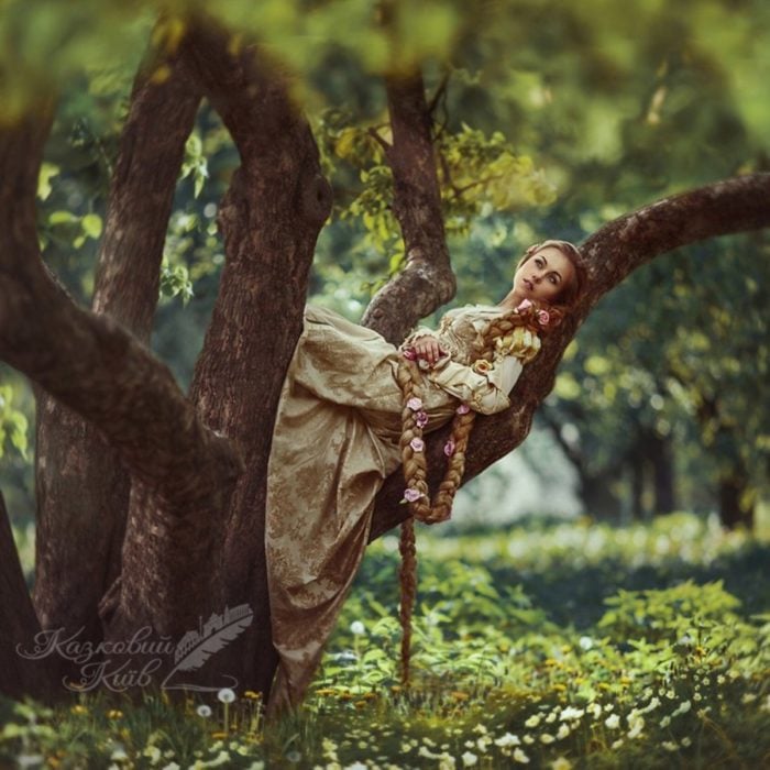 Fotografía de "Mágico Kiev" del cuento de Rapunzel mientras está acostada en un árbol