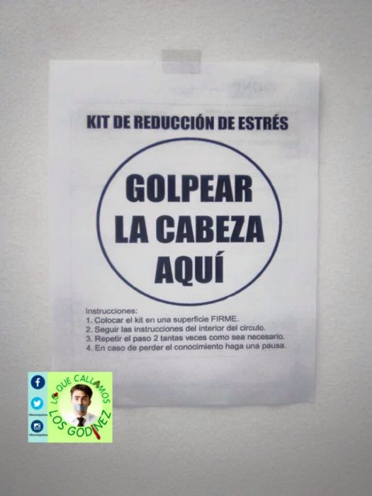 cartel golpear cabeza aquí para quitar el estrés en la oficina