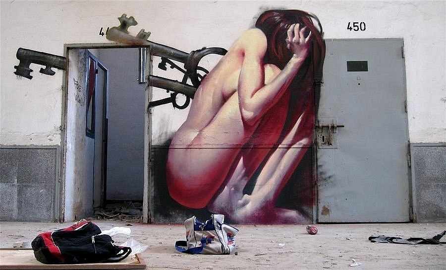 undefined Graffitti de una mujer desnuda amenazada