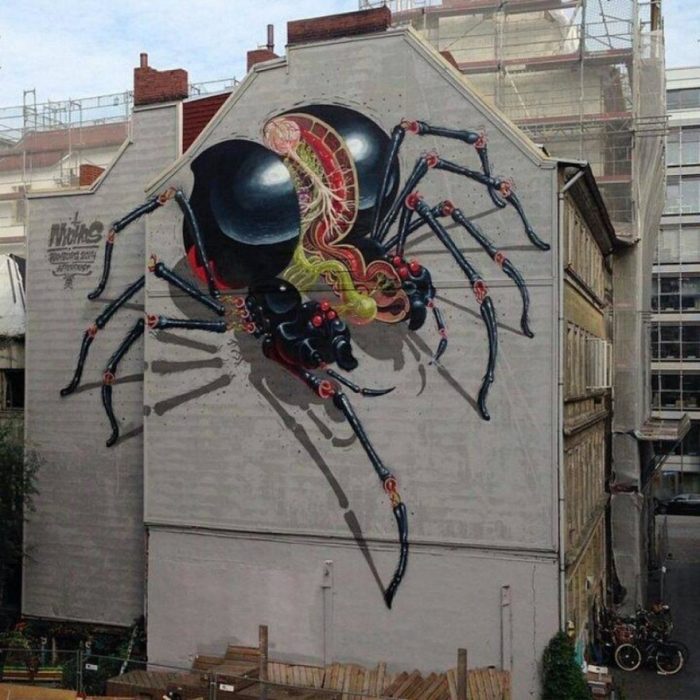 Graffitti de una araña partida a la mitad