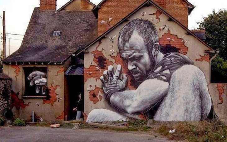 Graffitti de un gigante buscando dentro de una casa