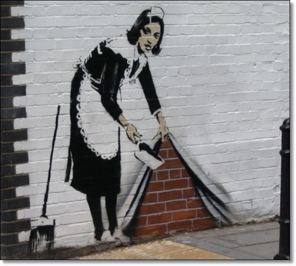 Graffitti de una mujer que está haciendo el aseo y guarda la basura en el edificio 