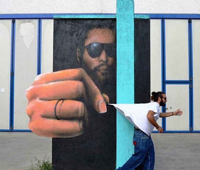 undefined Graffitti de un hombre en el fondo que saca la mano con el puño cerrado